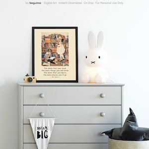 Peut inclure: Une impression encadr&eacute;e avec une illustration vintage de deux enfants lisant dans une biblioth&egrave;que. La citation "Plus vous lisez, plus vous en saurez. Plus vous apprenez, plus vous irez loin. - Dr. Seuss" est imprim&eacute;e sous l'illustration.