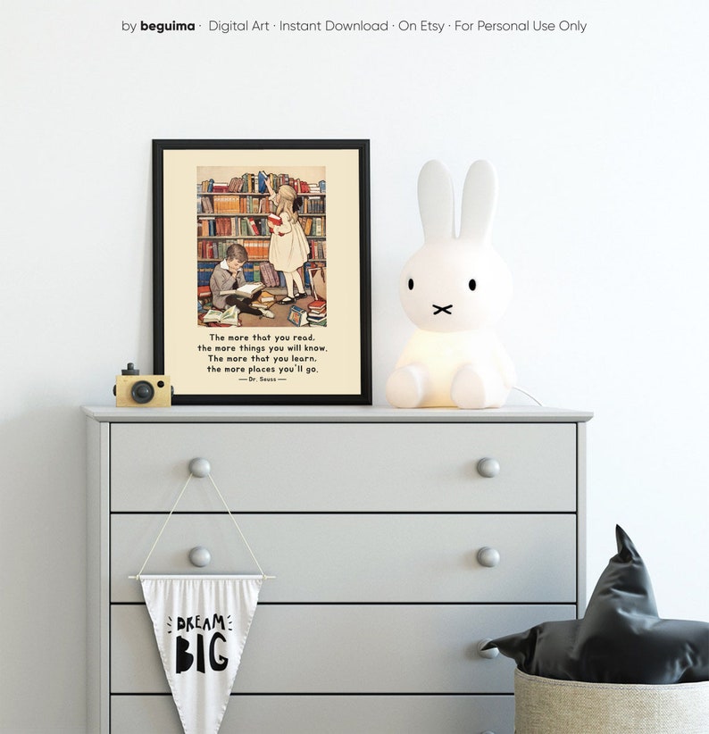 Peut inclure: Une impression encadr&eacute;e avec une illustration vintage de deux enfants lisant dans une biblioth&egrave;que. La citation "Plus vous lisez, plus vous en saurez. Plus vous apprenez, plus vous irez loin. - Dr. Seuss" est imprim&eacute;e sous l'illustration.