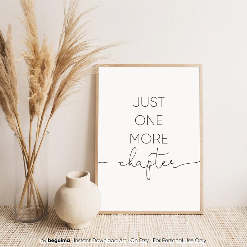 Peut inclure: Une impression murale d'art imprimable en noir et blanc avec le texte "JUST ONE MORE chapter" dans un style minimaliste.