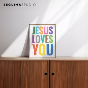 Może przedstawiać: Wydruk w ramie z tekstem "JESUS LOVES YOU" w kolorowych literach. Litery są w r&oacute;żnych kolorach, w tym czerwonym, pomarańczowym, ż&oacute;łtym, zielonym, niebieskim, fioletowym i szarym.