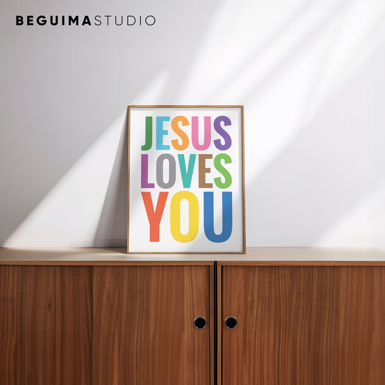 Może przedstawiać: Wydruk w ramie z tekstem "JESUS LOVES YOU" w kolorowych literach. Litery są w r&oacute;żnych kolorach, w tym czerwonym, pomarańczowym, ż&oacute;łtym, zielonym, niebieskim, fioletowym i szarym.