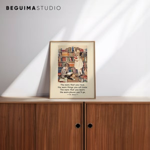 Peut inclure: Une impression encadr&eacute;e avec une illustration vintage de deux enfants dans une biblioth&egrave;que. L'impression pr&eacute;sente la citation "Plus vous lisez, plus vous en saurez. Plus vous apprenez, plus vous irez." - Dr. Seuss.