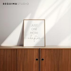 Peut inclure: Une impression encadr&eacute;e blanche avec le texte "JUST ONE MORE chapter" en &eacute;criture cursive noire.
