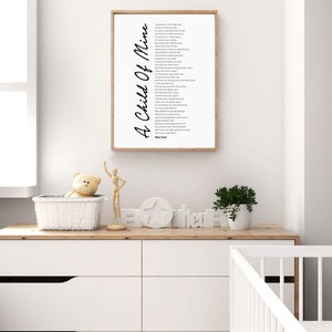 Puede incluir: Una impresi&oacute;n de arte de guarder&iacute;a imprimible en blanco y negro con un poema titulado "A Child of Mine" de Edgar Guest. El poema est&aacute; impreso verticalmente sobre un fondo blanco.