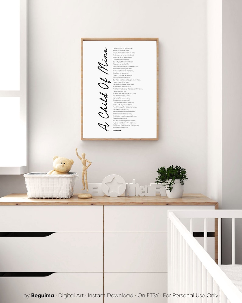 Puede incluir: Una impresi&oacute;n de arte de guarder&iacute;a imprimible en blanco y negro con un poema titulado "A Child of Mine" de Edgar Guest. El poema est&aacute; impreso verticalmente sobre un fondo blanco.