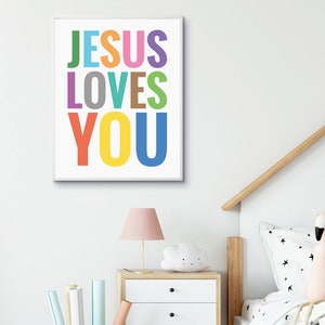 Może przedstawiać: Kolorowy, drukowany wydruk na ścianę z tekstem "JESUS LOVES YOU" w białej ramie. Litery są w r&oacute;żnych kolorach, w tym czerwonym, pomarańczowym, ż&oacute;łtym, zielonym, niebieskim, fioletowym i szarym.