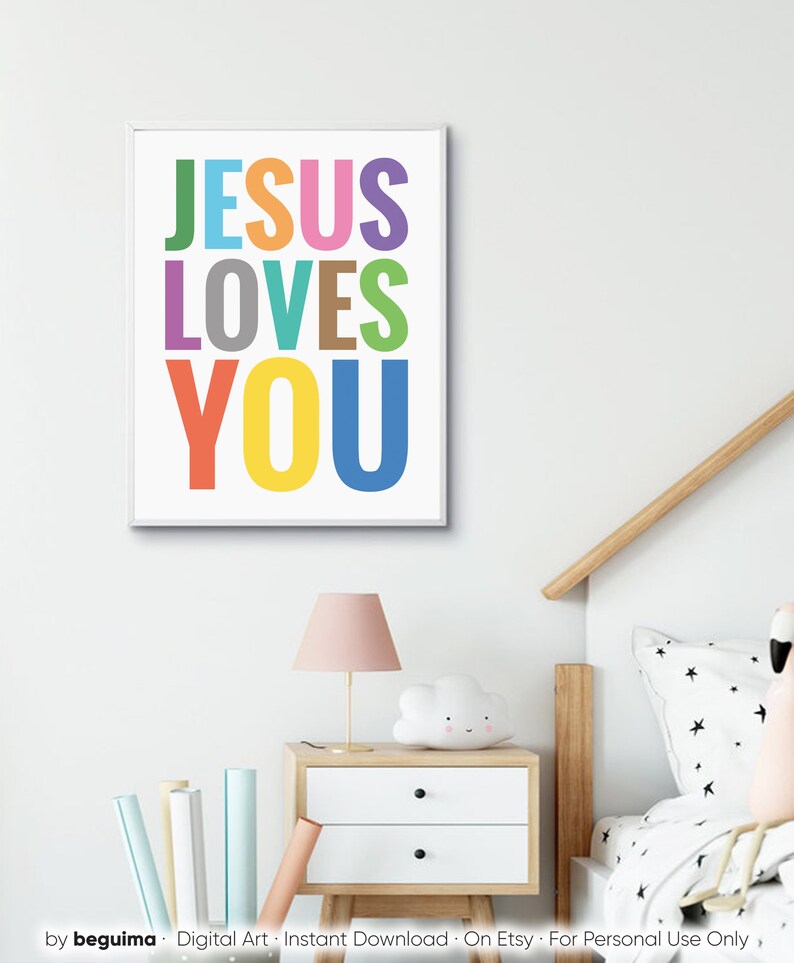 Może przedstawiać: Kolorowy, drukowany wydruk na ścianę z tekstem "JESUS LOVES YOU" w białej ramie. Litery są w r&oacute;żnych kolorach, w tym czerwonym, pomarańczowym, ż&oacute;łtym, zielonym, niebieskim, fioletowym i szarym.