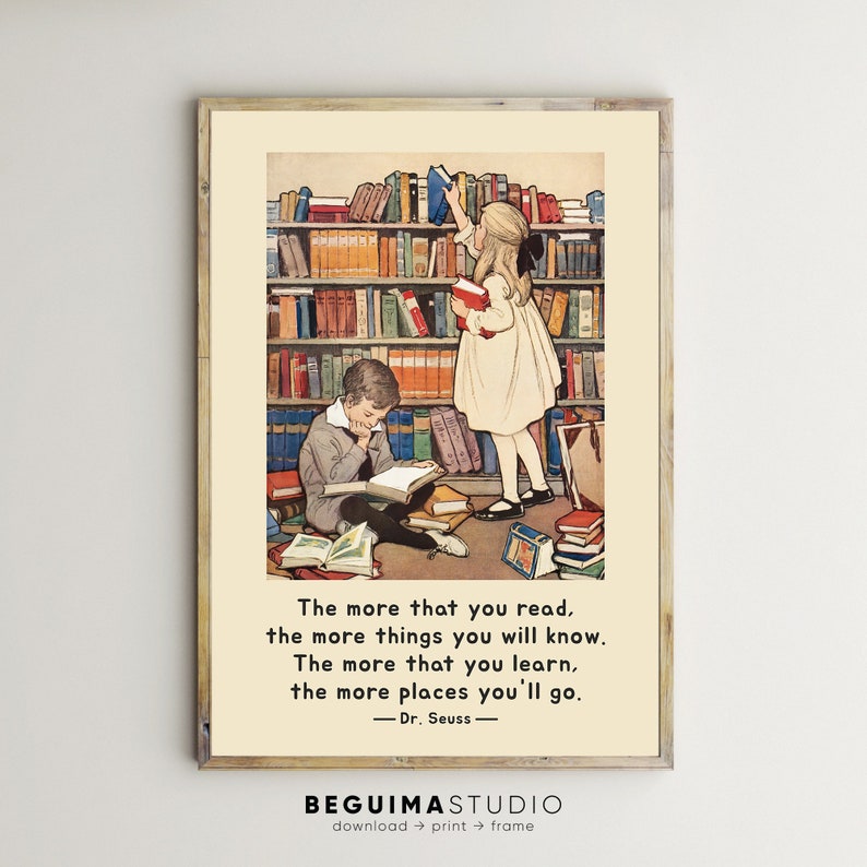 Peut inclure: Une illustration vintage de deux enfants dans une biblioth&egrave;que. La fille tend la main vers un livre sur une &eacute;tag&egrave;re haute, tandis que le gar&ccedil;on est assis sur le sol en train de lire un livre. La citation "Plus tu lis, plus tu connais. Plus tu apprends, plus tu vas. - Dr. Seuss" est imprim&eacute;e sous l'illustration.