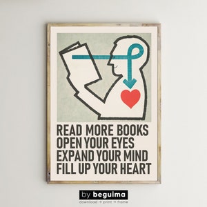 Könnte beinhalten: Ein Motivationsposter mit einer stilisierten Illustration einer Person, die ein Buch liest. Die Illustration zeigt eine blaue Linie, die das Buch mit den Augen der Person verbindet, und ein rotes Herz in der Brust der Person. Der Text lautet "Lies mehr Bücher, öffne deine Augen, erweitere deinen Geist, fülle dein Herz." Das Poster ist in Holz gerahmt.