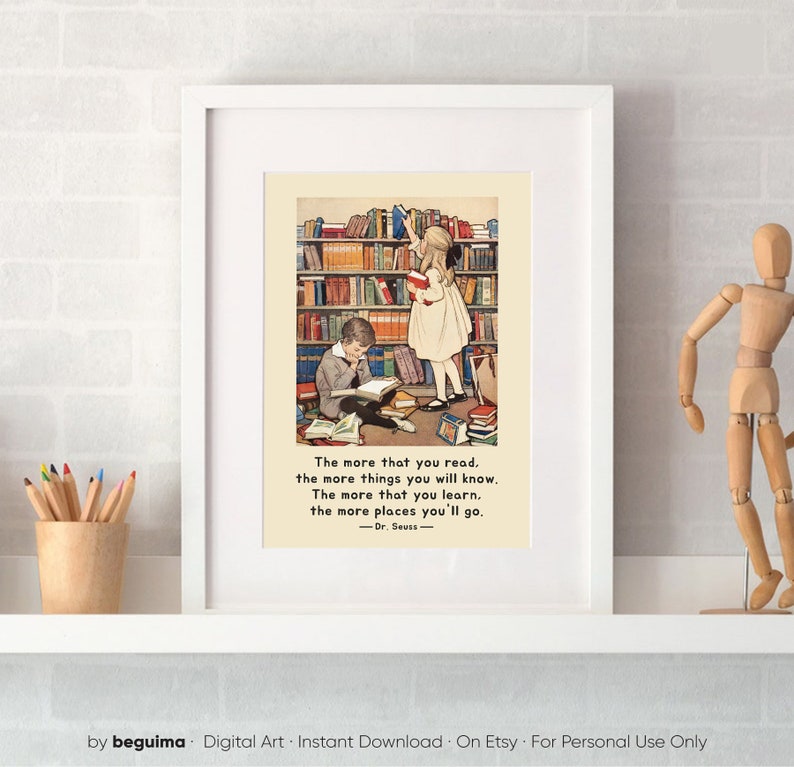 Peut inclure: Une illustration vintage de deux enfants lisant dans une biblioth&egrave;que. La citation "Plus vous lisez, plus vous en saurez. Plus vous apprenez, plus vous irez. -Dr. Seuss- " est imprim&eacute;e sous l'image.
