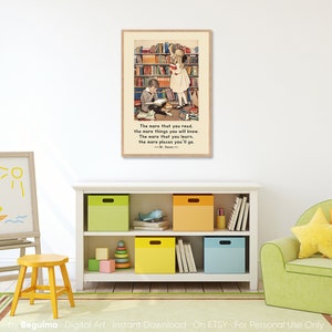 Peut inclure: Une illustration vintage de deux enfants lisant dans une biblioth&egrave;que. La citation "Plus vous lisez, plus vous en saurez. Plus vous apprenez, plus vous irez. -Dr. Seuss- " est imprim&eacute;e sous l'image.