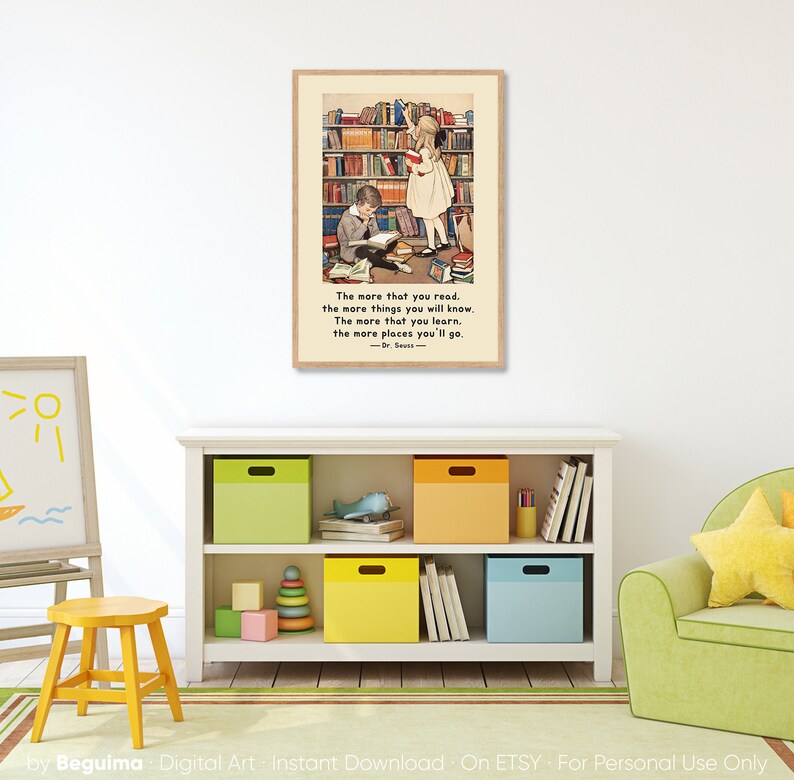 Peut inclure: Une illustration vintage de deux enfants lisant dans une biblioth&egrave;que. La citation "Plus vous lisez, plus vous en saurez. Plus vous apprenez, plus vous irez. -Dr. Seuss- " est imprim&eacute;e sous l'image.