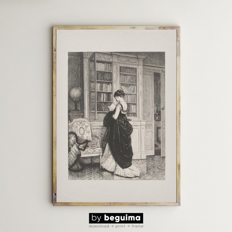Peut inclure: Impression en noir et blanc encadr&eacute;e d'une femme lisant dans une biblioth&egrave;que. L'illustration d&eacute;taill&eacute;e montre une femme en robe longue, une biblioth&egrave;que et un globe. Le cadre est de couleur marron clair. Le texte en bas indique "by beguima".