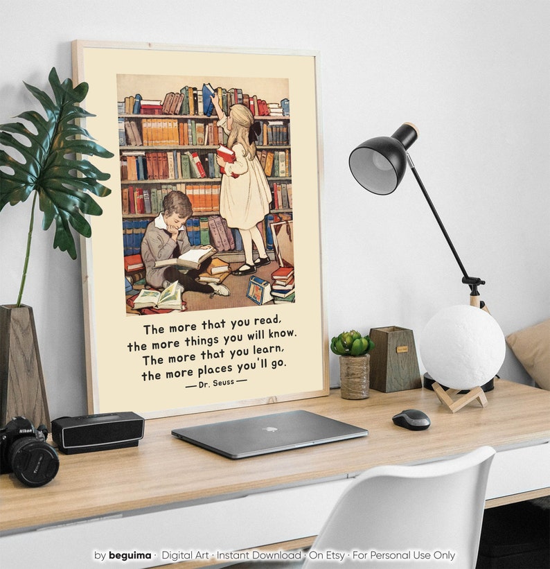 Peut inclure: Une illustration vintage de deux enfants dans une biblioth&egrave;que entour&eacute;s de livres. La citation "Plus vous lisez, plus vous en savez. Plus vous apprenez, plus vous irez d'endroits. - Dr. Seuss" est imprim&eacute;e sous l'image.