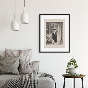 Peut inclure: Tirage encadr&eacute; en noir et blanc d'une sc&egrave;ne de l'&eacute;poque victorienne. L'&oelig;uvre repr&eacute;sente une femme en robe longue, pr&egrave;s d'une biblioth&egrave;que et d'un enfant. L'impression est pr&eacute;sent&eacute;e dans un cadre noir, ajoutant une touche classique &agrave; la d&eacute;coration murale.