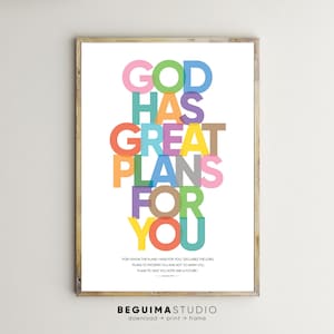 Könnte beinhalten: Ein gerahmter Kunstdruck mit den Worten "GOD HAS GREAT PLANS FOR YOU" in farbenfrohen, sich überlappenden Blockbuchstaben. Unter dem Text befindet sich ein Zitat und der Name des Künstlerstudios. Der Druck ist in einem hellen Holzrahmen.