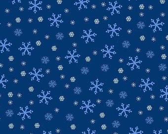 Op de afbeelding: Marineblauwe stof met een patroon van blauwe en witte sneeuwvlokken in verschillende maten. De sneeuwvlokken hebben verschillende blauwtinten, wat een winterse uitstraling geeft. Ideaal voor feestelijke knutsel- en kledingprojecten.