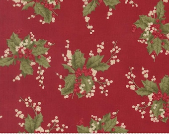 Könnte beinhalten: Ein roter Stoff mit einem sich wiederholenden Muster aus grünen Stechpalmenblättern, leuchtend roten Beerenclustern und Zweigen mit kleinen weißen Beeren. Unten ist ein weißes Lineal zu sehen, das Maße bis zu 18 cm anzeigt.