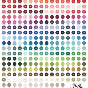 Peut inclure: Un nuancier de tissus avec une grille de pastilles de couleurs circulaires, chacune avec une teinte et un num&eacute;ro uniques. Le logo Bella Solids et les informations sur le produit sont en bas.