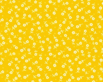 Flowerhouse Basics 1930s Daisies Yellow by Debbie Beaves for Robert Kaufman