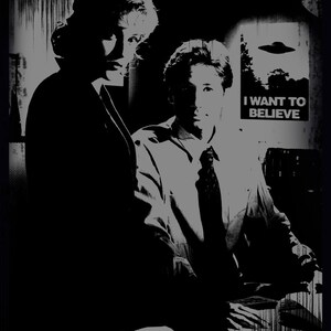 Puede incluir: Imagen en blanco y negro de dos personas, una mujer y un hombre, de pie frente a un cartel que dice "I WANT TO BELIEVE". El cartel tiene un dibujo de un platillo volante.