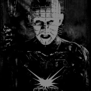 Peut inclure: Image en noir et blanc d'un personnage avec une tête chauve, de nombreuses épingles et un motif quadrillé. La bouche du personnage est ouverte en cri. L'image a un aspect granuleux, avec un motif en forme d'éclat d'étoile en bas.