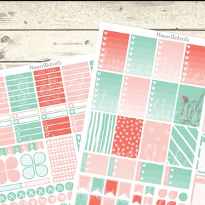Op de afbeelding: Een set planner stickers met een winterthema. De stickers zijn in de kleuren roze, rood en groen en hebben verschillende ontwerpen, waaronder sneeuwvlokken, harten en vlaggen. De stickers zijn gelabeld met "Planner Stickers" en "Planner Stickersto".