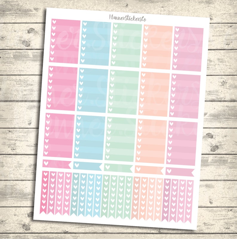 Op de afbeelding: Een vel pastelkleurige planner stickers met hartvormige vinkjes. De stickers zijn in roze, blauw, groen en oranje. De stickers zijn gerangschikt in een rasterpatroon. De tekst "Planner StickersCo" staat bovenaan het vel gedrukt.