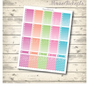 Op de afbeelding: Een vel planner stickers met een verloop van roze, oranje, groen en blauw. De stickers hebben witte hartjes en banners. De tekst "Planner StickersCo" staat bovenaan het vel.