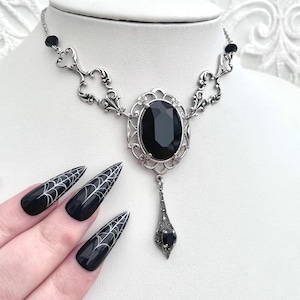 Collar gótico con cadena delicada y colgante de cristal negro, collar de estilo vintage, colgante romántico de inspiración gótica con cristal negro.