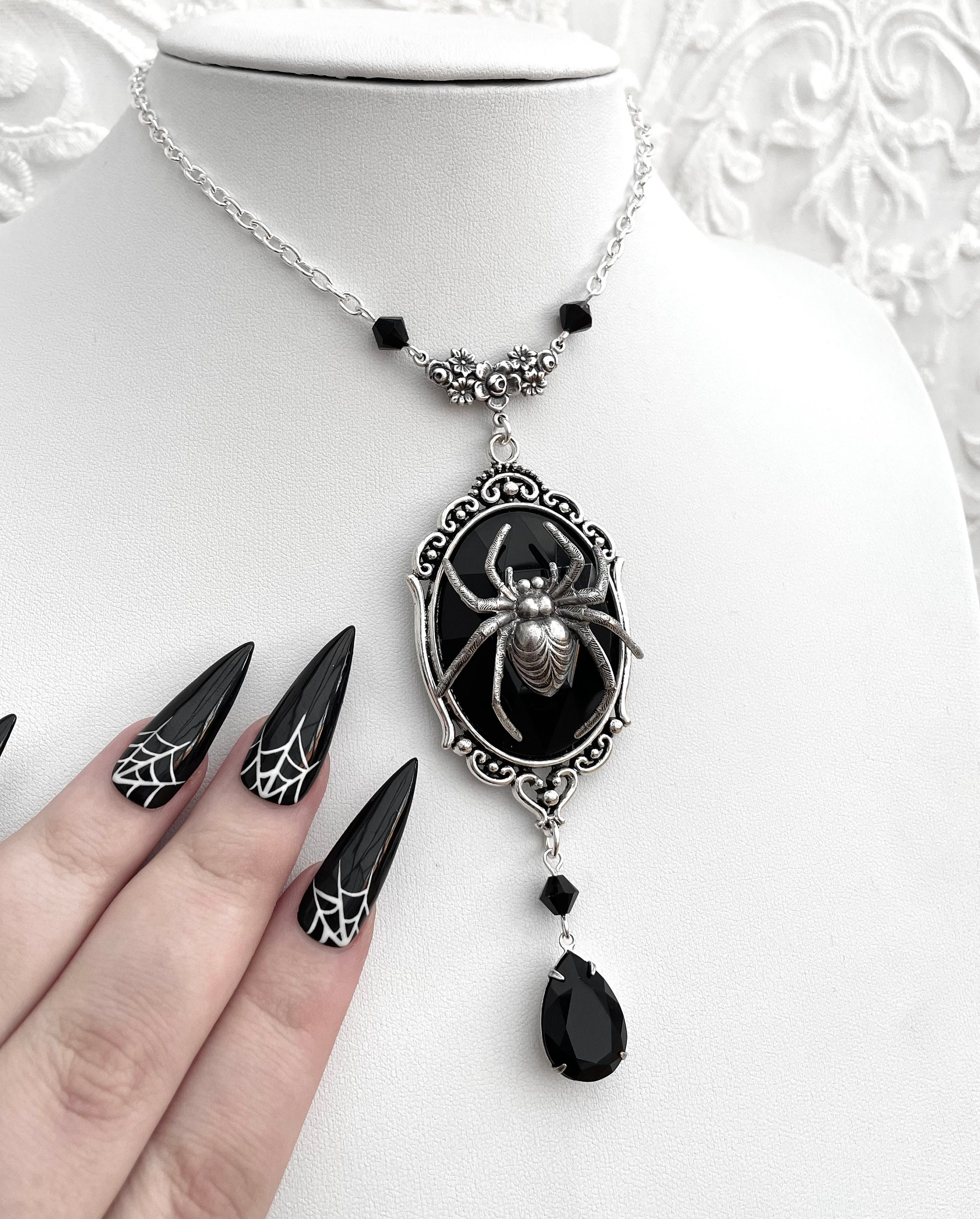 Vintage Hippy Stretch Tattoo Choker with Crystal Spider Pendant Necklace  for Women Elastic Circular Cobwebbing Halloween Jewelry