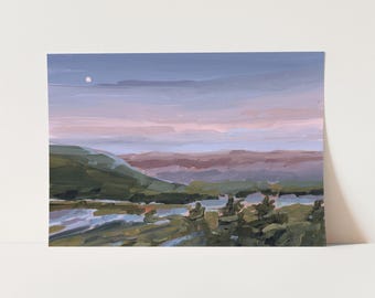 Puede incluir: Una pintura de un paisaje con un cielo morado, colinas verdes y una pequeña luna en la esquina superior izquierda.