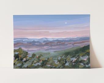 Puede incluir: Una pintura de un paisaje con una cordillera en la distancia. El cielo es de un suave rosa y azul, y hay una pequeña luna blanca en el cielo. El primer plano es un campo de hierba verde y árboles.