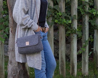 Minimalist grey crossbody bag for match with your daily clothes.