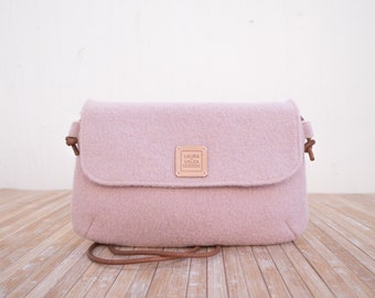 Lightweight crossbody bag in light pink natural wool with leather strap.