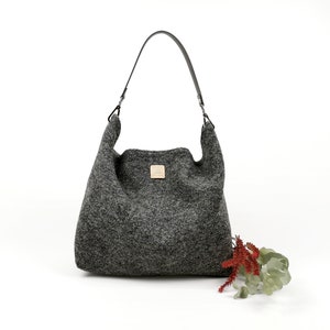 Bolso hobo gris con asa de cuero. Bolso slouchy grande de lana. Bolso hobo casual para invierno. Bolso minimalista gris para mujer urbana.
