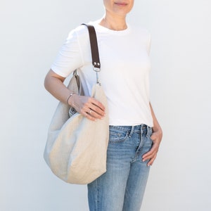 Hobo bag in raw linen with natural leather strap. Lightweight and large Shoulder purse for women. image 2