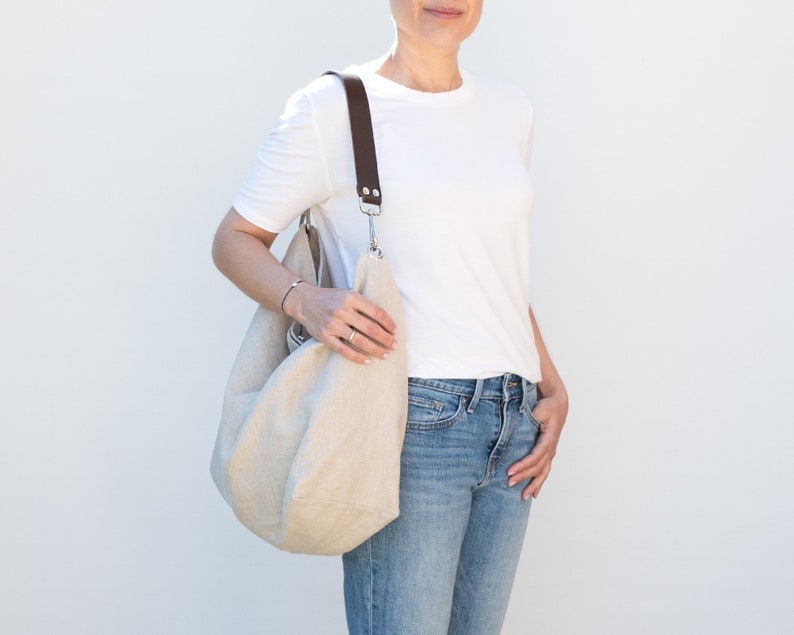 Hobo bag in raw linen with natural leather strap. Lightweight and large Shoulder purse for women. image 2
