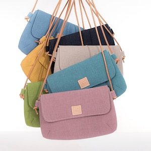 Petits sacs à bandoulière colorés pour l'été. Sac bandoulière en lin avec bandoulière en cuir.