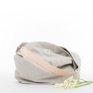 Leichte Sommer-Hobo-Tasche aus beigem Leinen mit Griff aus Naturleder. Umhängetasche für Damen. Bild 4