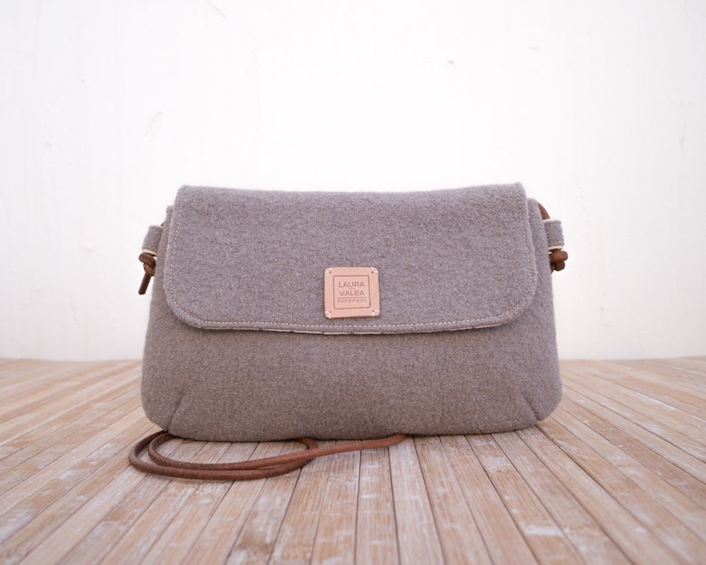 Light brown casual crossover bag with leather strap. Crossbody bag for everyday use. image 5