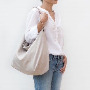 Leichte Sommer-Hobo-Tasche aus beigem Leinen mit Griff aus Naturleder. Umhängetasche für Damen. Bild 1