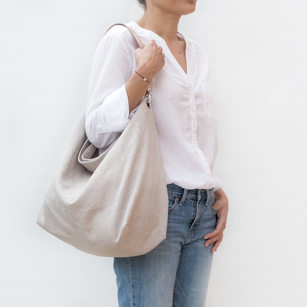 Borsa hobo estiva leggera in lino beige con manico in pelle naturale. Borsa a tracolla per donna.