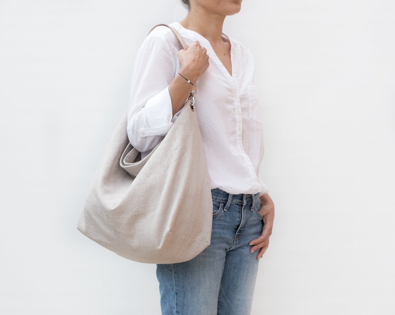 Leichte Sommer-Hobo-Tasche aus beigem Leinen mit Griff aus Naturleder. Umhängetasche für Damen. Bild 1