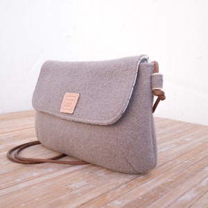 Light brown casual crossover bag with leather strap. Crossbody bag for everyday use. image 6