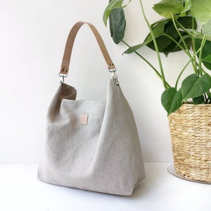 Borsa hobo in lino naturale con manico in pelle. Borsa a tracolla da donna ampia e leggera. Borsa in lino naturale non tinto. immagine 3