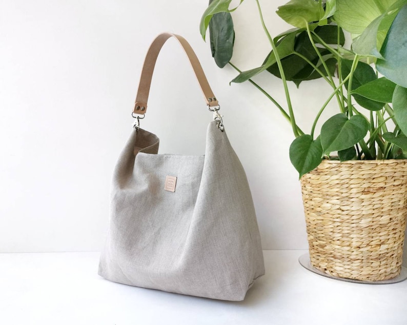 Borsa hobo in lino naturale con manico in pelle. Borsa a tracolla da donna ampia e leggera. Borsa in lino naturale non tinto. immagine 3