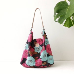 Hobo-Tasche mit Blumendruck. Hobo-Tasche aus japanischem Stoff im Retro-Stil. Leichte Umhängetasche in Türkis, Schwarz und Pink.