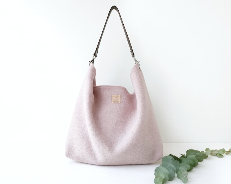 Hobo bag medium size.with leather handle. Personalize your bag choosing between 11 colors of wool and 3 colors of leather. image 3