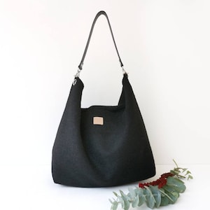 Bolso hobo negro. Bolso de hombro grande y ligero. Bolso de lana con asa de cuero.